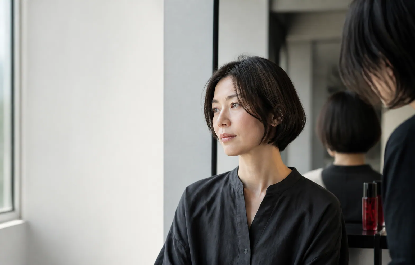 鏡の前で自分の髪と静かに向き合う人